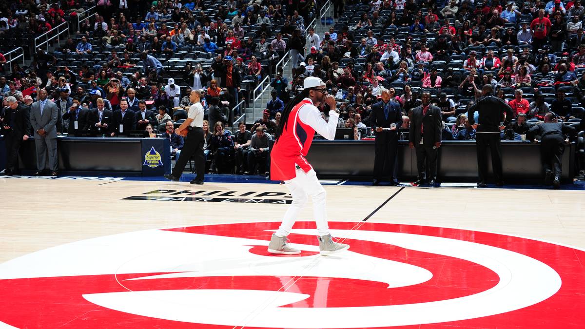 2 Chainz bringt Atlanta auf Betriebstemperatur. Der Rapper aus einem Vorort von Atlanta ist Edelfan der Hawks und Dauergast bei den Heimspielen. Bei einem Sieg gegen die Miami Heat würden die Gastgeber Rang eins in der Eastern Conference perfekt machen