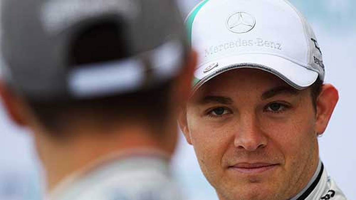 Zum anderen bereitet Schumacher sein neuer Teamkollege Kopfzerbrechen: Mit Nico Rosberg hat er erstmals einen Fahrer im eigenen Stall, der ihm gewachsen ist. Und nicht nur das: Im Qualifying hat der Rekordchampion fast immer das Nachsehen