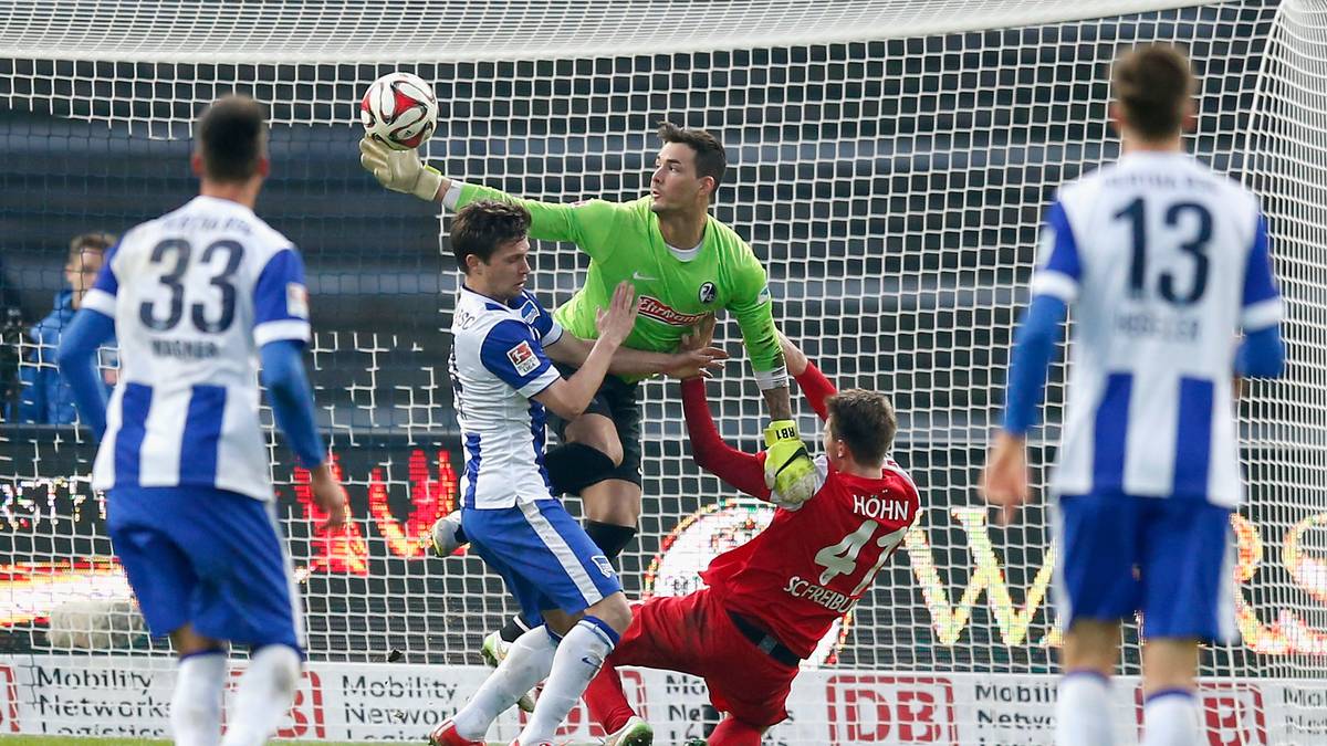 Roman Bürki muss nicht immer so artistisch wie hier eingreifen. Der Torwart der Freiburger erweist sich als sicherer Rückhalt.
