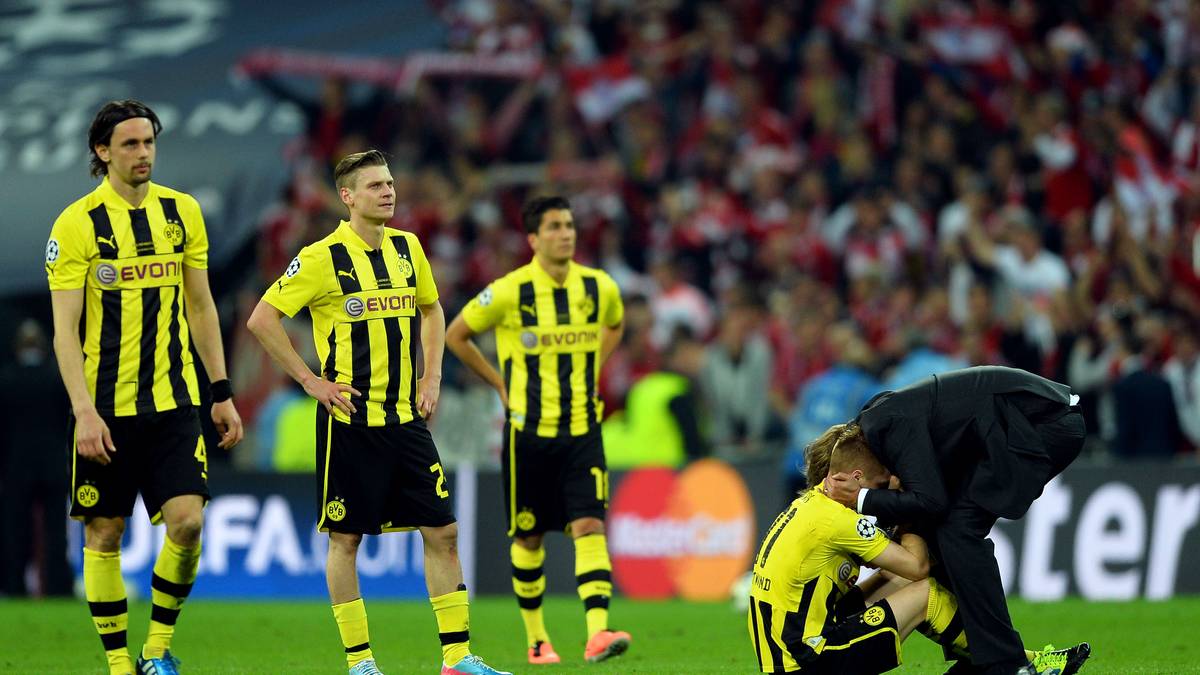 Doch es wird nichts mit dem Traum vom Henjkelpott. Dortmund verliert in einem hochklassigen Match mit 1:2 gegen den FC Bayern. Klopp tröstet einen bitter enttäuschten Marco Reus...