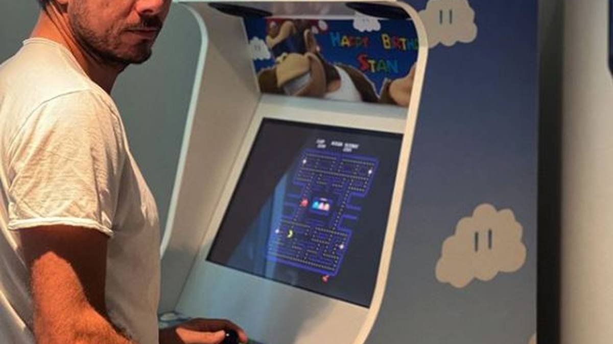 Manchmal zockt der Schweizer auch am Spieleautomaten. Er fragt seine Follower: Was ist euer Lieblingsspieleklassiker?