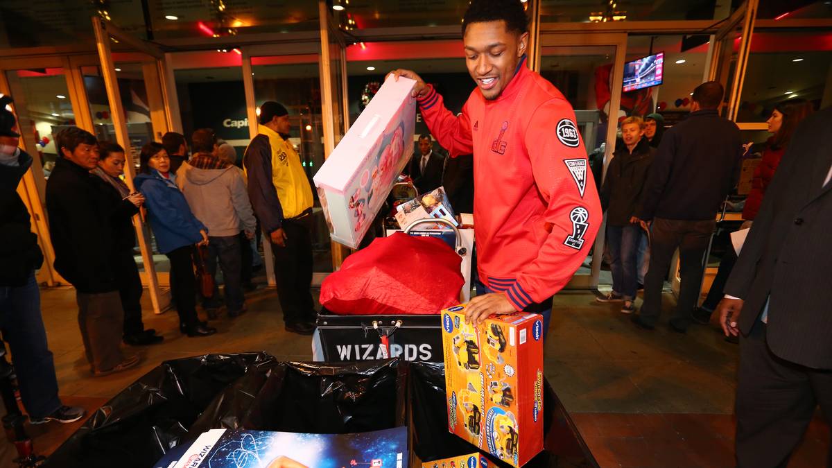 Ihr Herz für Kinder beweisen Bradley Beal und die Washington Wizards. Der verletzte NBA-Star verteilt vor dem Spiel gegen die Charlotte Hornets Spielzeug-Spenden im Rahmen der Aktion "Toyland Drive"