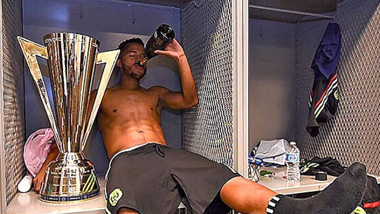 Dos Santos lässt die Korken knallen