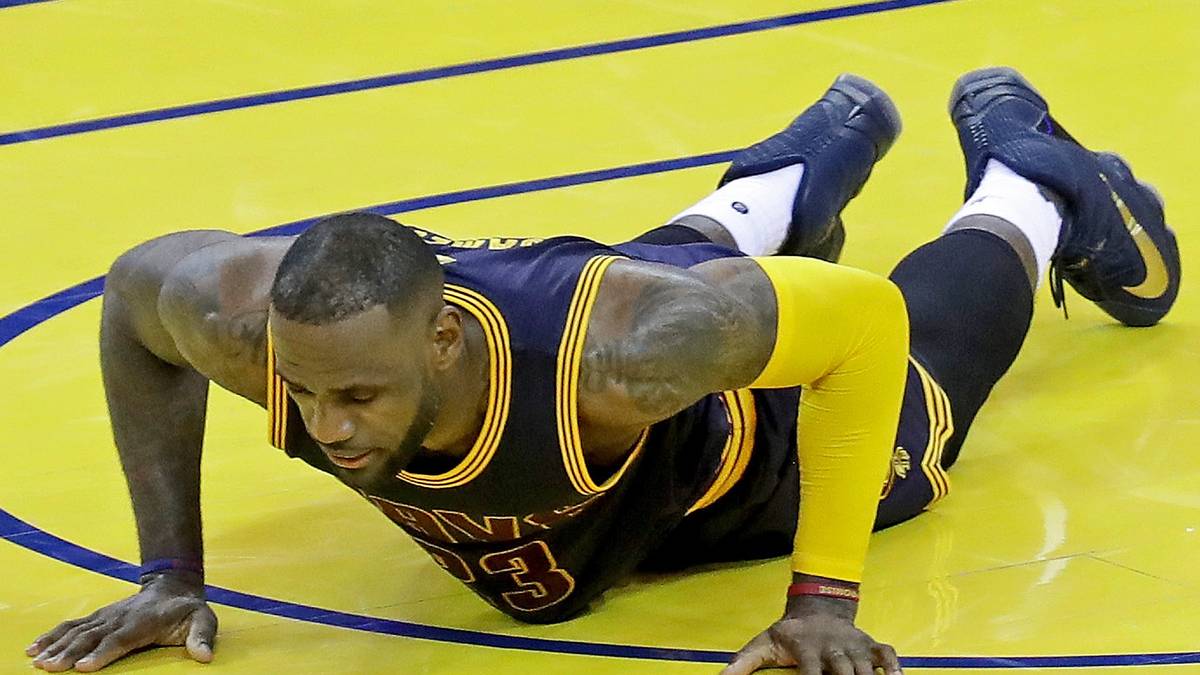 Der Schlappe in Spiel 1 der NBA-Finals folgte für die Cleveland Cavaliers mit Superstar LeBron James im zweiten Duell mit den Golden State Warriors eine krachende Bauchlandung. SPORT1 hat die eindrucksvollsten Bilder der Partie in Oakland