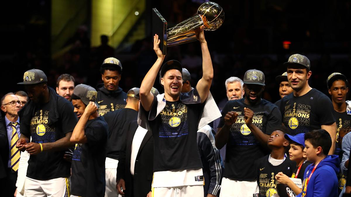 PLATZ 38 - Die Golden State Warriors verteidigen ihren Titel in der NBA. Das Team um die Superstars Stephen Curry und Kevin Durant entscheidet das vierte aufeinanderfolgende Finalduell gegen die Cleveland Cavaliers durch einen 108:85-Sieg