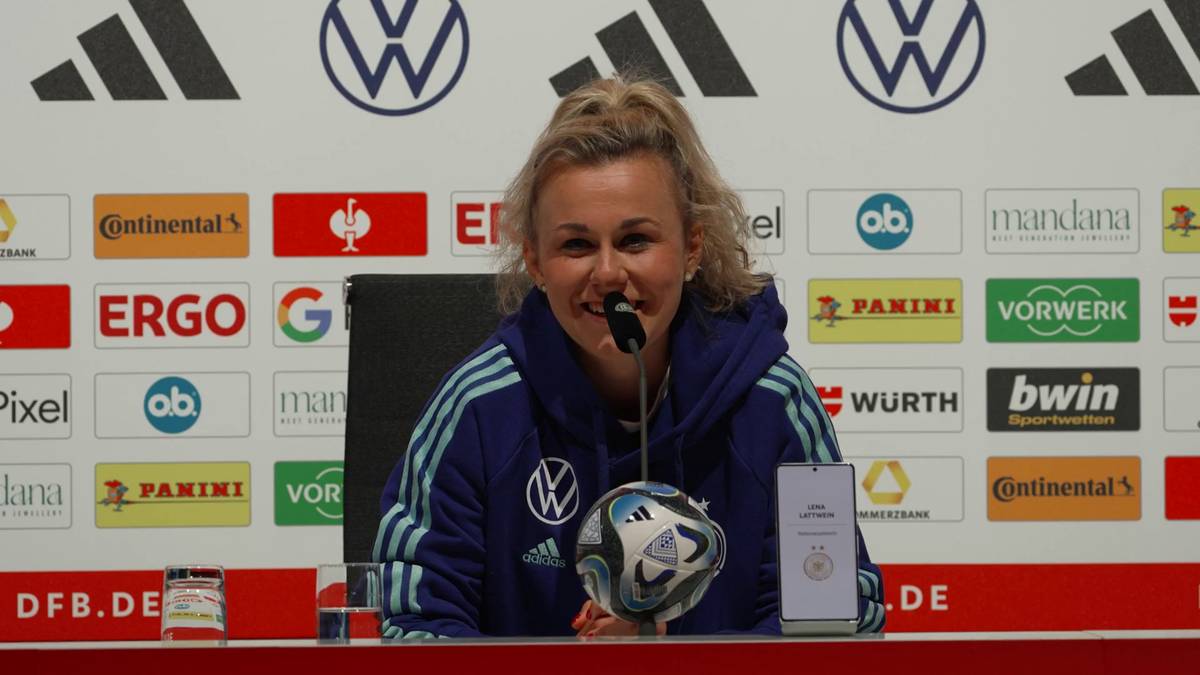 Bei der Frauen-EM 2022 war der Teamgeist der deutschen Nationalmannschaft auch außerhalb zu spüren. Lena Lattwein äußert sich zum aktuellen Teamspirit und erklärt, was die Spielerinnen zusammenschweißt.