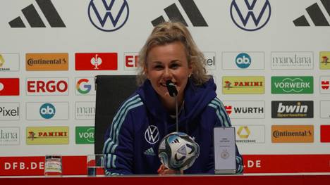 Bei der Frauen-EM 2022 war der Teamgeist der deutschen Nationalmannschaft auch außerhalb zu spüren. Lena Lattwein äußert sich zum aktuellen Teamspirit und erklärt, was die Spielerinnen zusammenschweißt.
