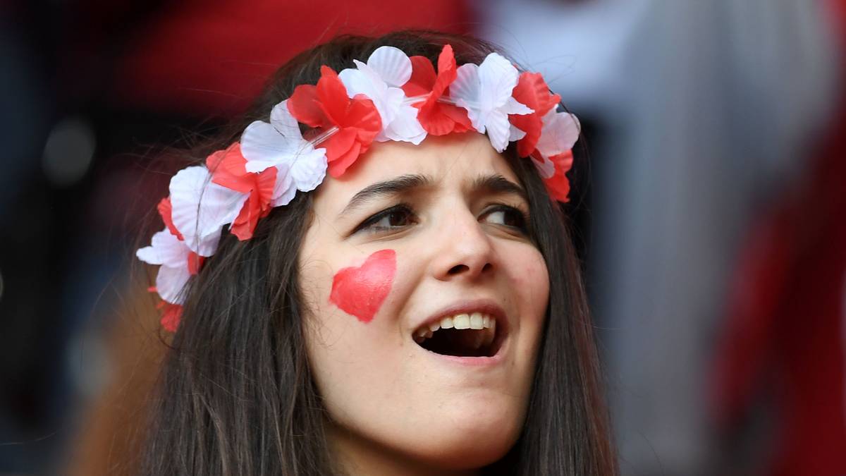 Diese türkische Anhängerin lässt sich jedoch nicht unterkriegen und bekennt sich trotz der Klatsche zu ihrem Team 
