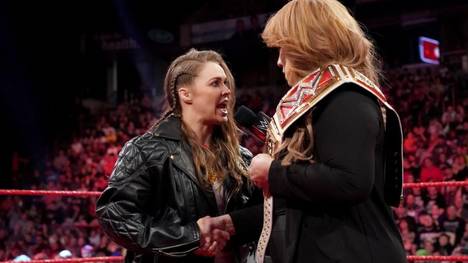 Ronda Rousey (l.) fordert bei WWE Money in the Bank 2018 Nia Jax heraus