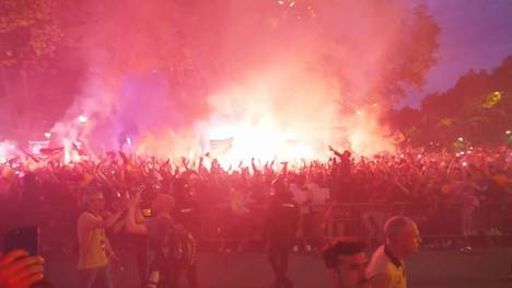 Der FC Barcelona feiert den Titelgewinn ausgelassen mit seinen Fans. In der gesamten Stadt herrscht Ausnahmezustand – und die Euphorie hält bis in die Abendstunden an.