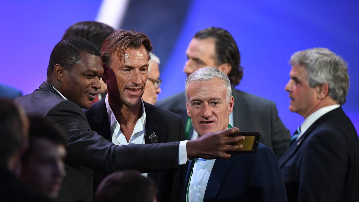 Selfies dürfen natürlich auch nicht vergessen werden. Frankreichs ehemaliger Nationalspieler Marcel Desailly (links) lichtet sich hier mit dem französischen Nationaltrainer von Marokko Herve Renard und Frankreich-Coach Didier Deschamps (r.) ab