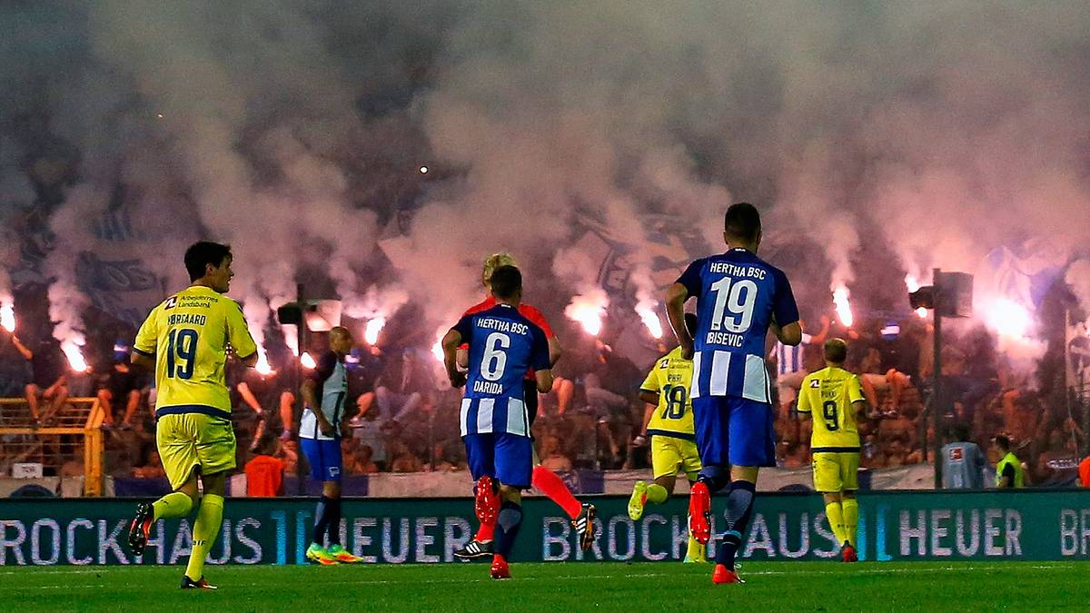 Fans von Hertha BSC zünden Fackeln während des Spiels gegen Bröndby IF 
