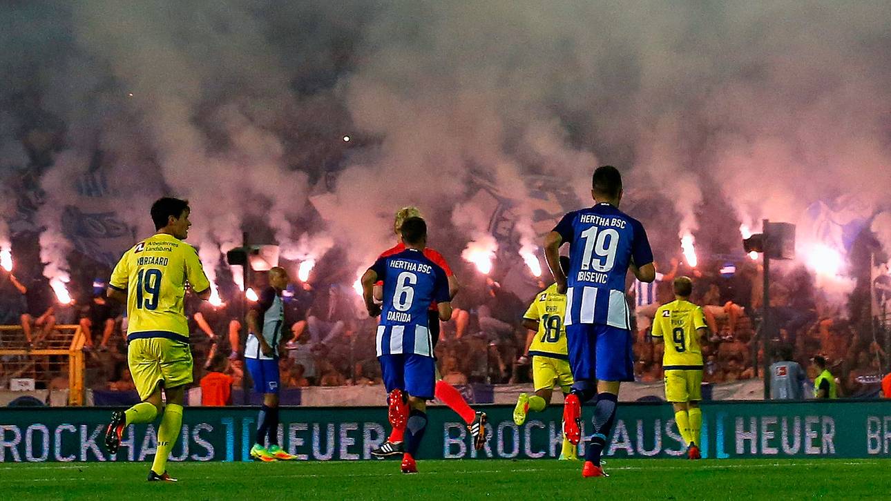 Fans von Hertha BSC zünden Fackeln während des Spiels gegen Bröndby IF