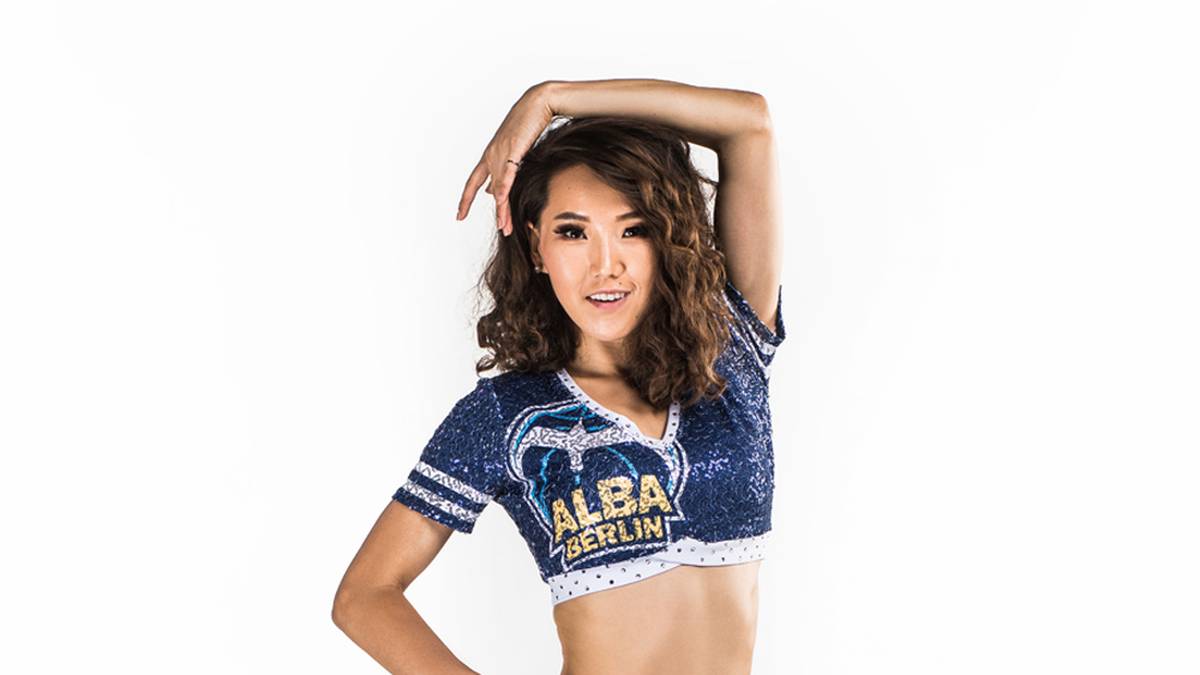 Wer sich fragt, woher ihm Shinee bekannt vorkommt - die Profitänzerin aus der Mongolei ist im Oscar prämierten Film "Slum Dog Millionär" zu sehen.