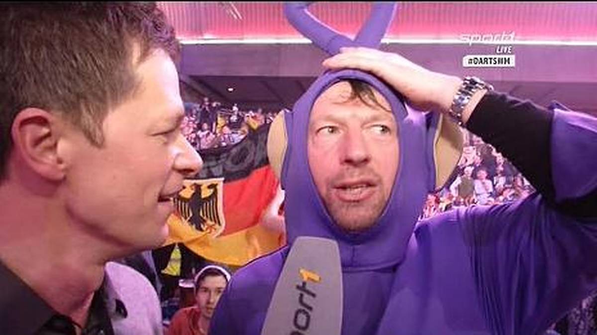 Prominenter Darts-Fan im Ally Pally: Steffen Freund im Gespräch mit SPORT1-Reporter Sascha Bandermann