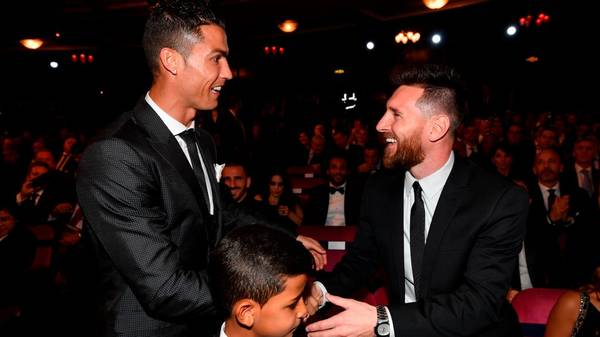 TOPSHOT - Nominees for the Best FIFA football player, Barcelona and Argentina forward Lionel Messi (R) and Real Madrid and Portugal forward Cristiano Ronaldo (L) chat before taking their seats for The Best FIFA Football Awards ceremony, on October 23, 2017 in London. / AFP PHOTO / Ben STANSALL        (Photo credit should read BEN STANSALL/AFP via Getty Images)