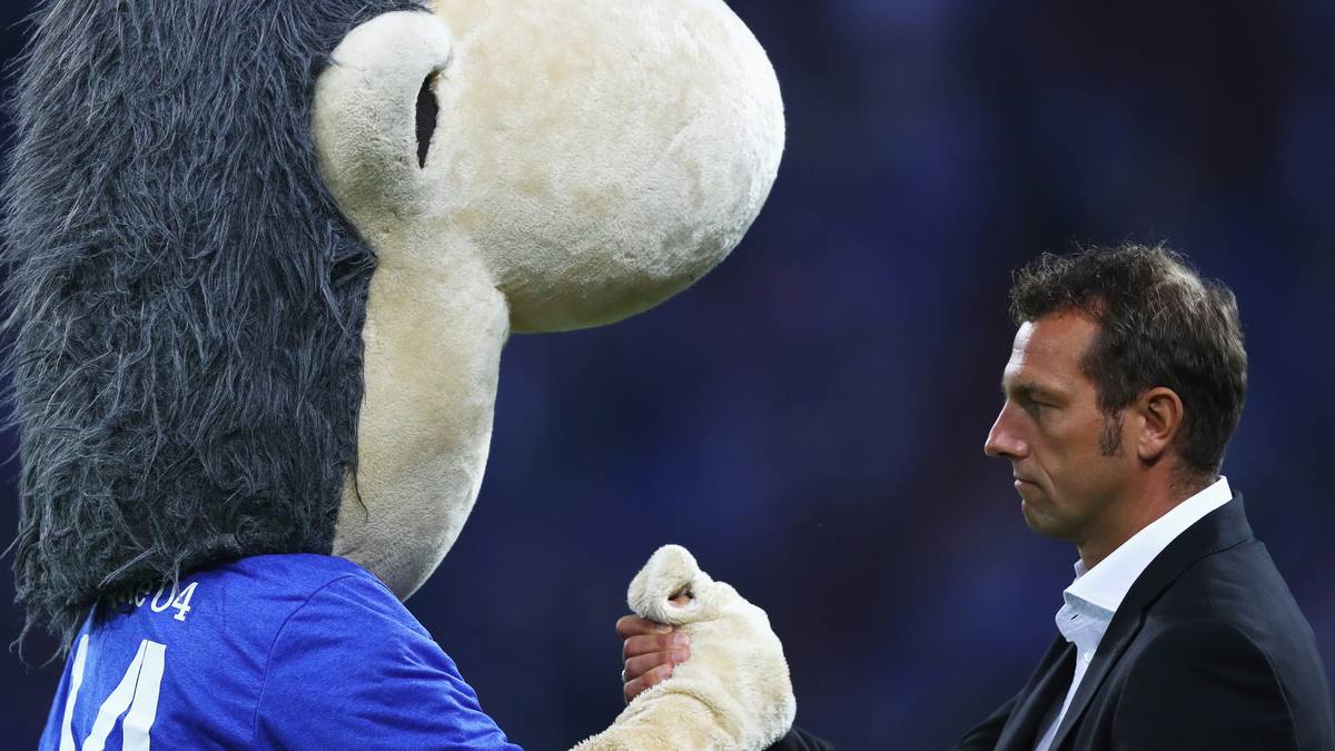 Im hitzigen Revierderby gegen den BVB bildete sich nach Anpfiff eine Traube von Schalkern um Referee Felix Zwayer, darunter Trainer Markus Weinzierl (r.), der auf die Tribüne verwiesen wurde, und auch das Schalker Maskottchen