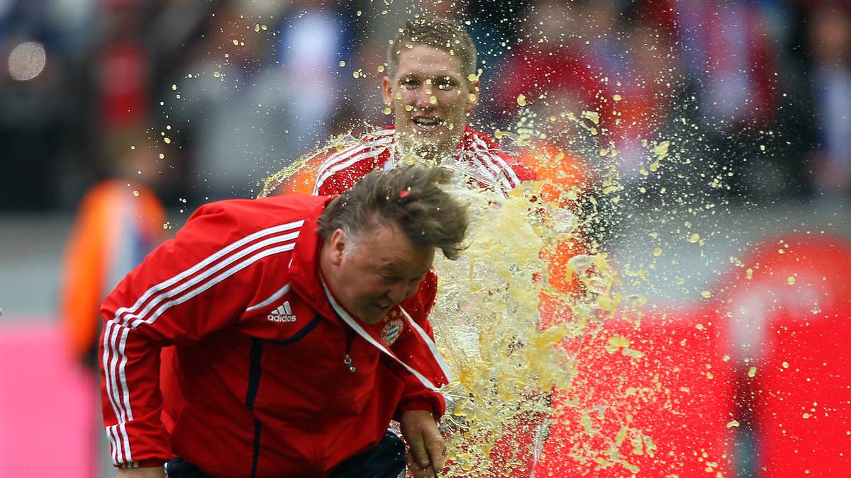 Nach einem mäßig erfolgreichen Jahr 2009 geht 2010 die Post ab. Unter Trainer Louis van Gaal holen Schweinsteiger und seine Münchner mal wieder das Double