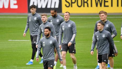 Die deutsche Fußball-Nationalmannschaft muss im Länderspiel in Polen am Freitag auf Lukas Klostermann und Timo Werner verzichten.