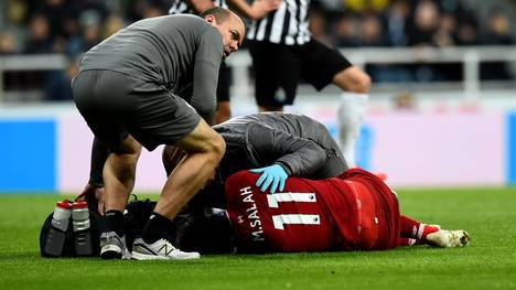 Salah liegt verletzt am Boden