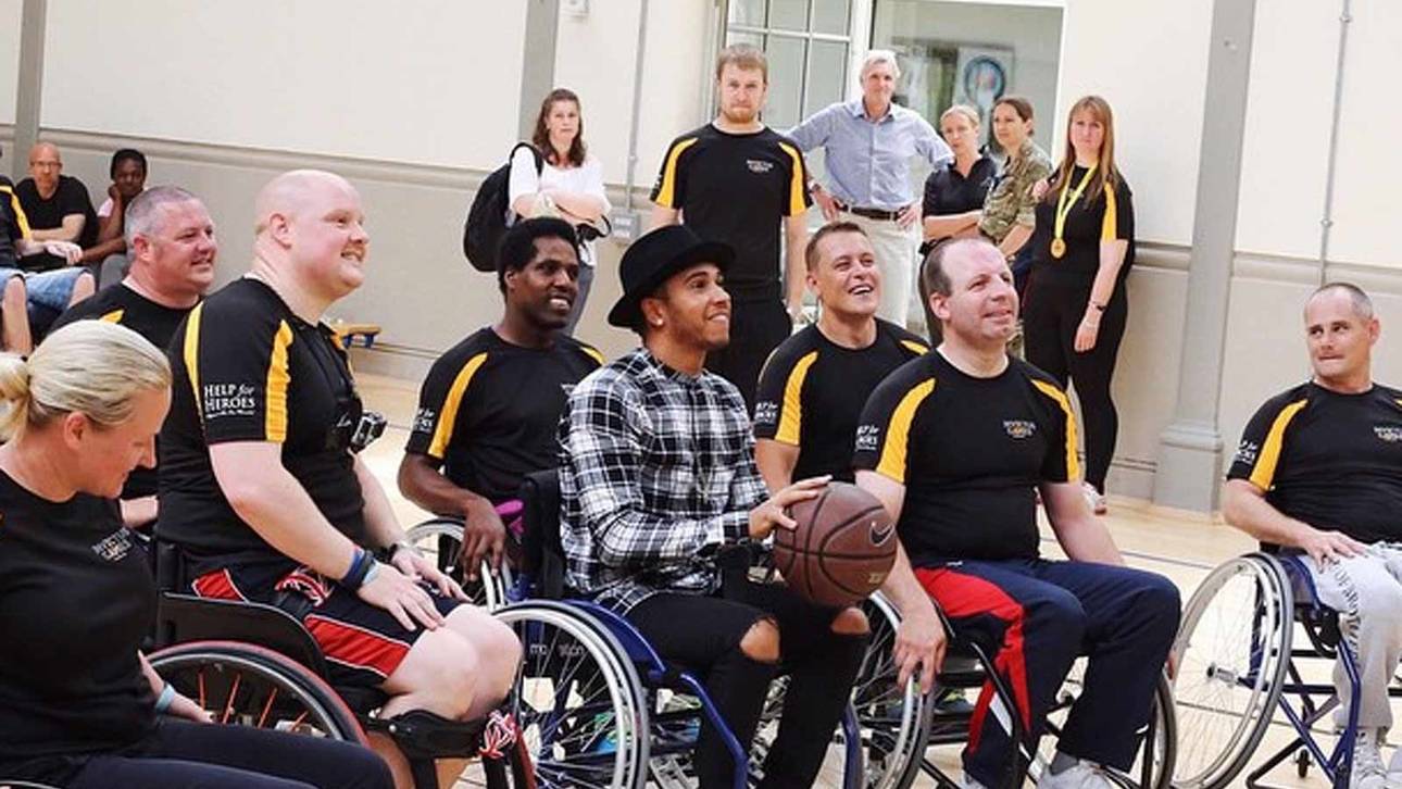 Hamilton besucht Kriegsversehrte