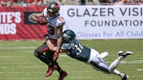 Philadelphia Eagles safety Reed Blankenship (32) grabs Tampa Bay Buccaneers wide receiver Mike Evans (13) during the first half at Raymond James Stadium in Tampa, Florida on Sunday, September 29, 2024. PUBLICATIONxINxGERxSUIxAUTxHUNxONLY FLSN20240929118 STEVExNESIUS