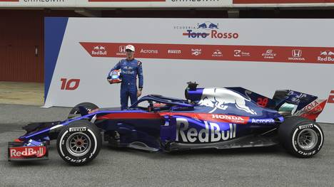 Pierre Gasly posiert neben seinem neuen Auto: dem STR13 von Toro Rosso