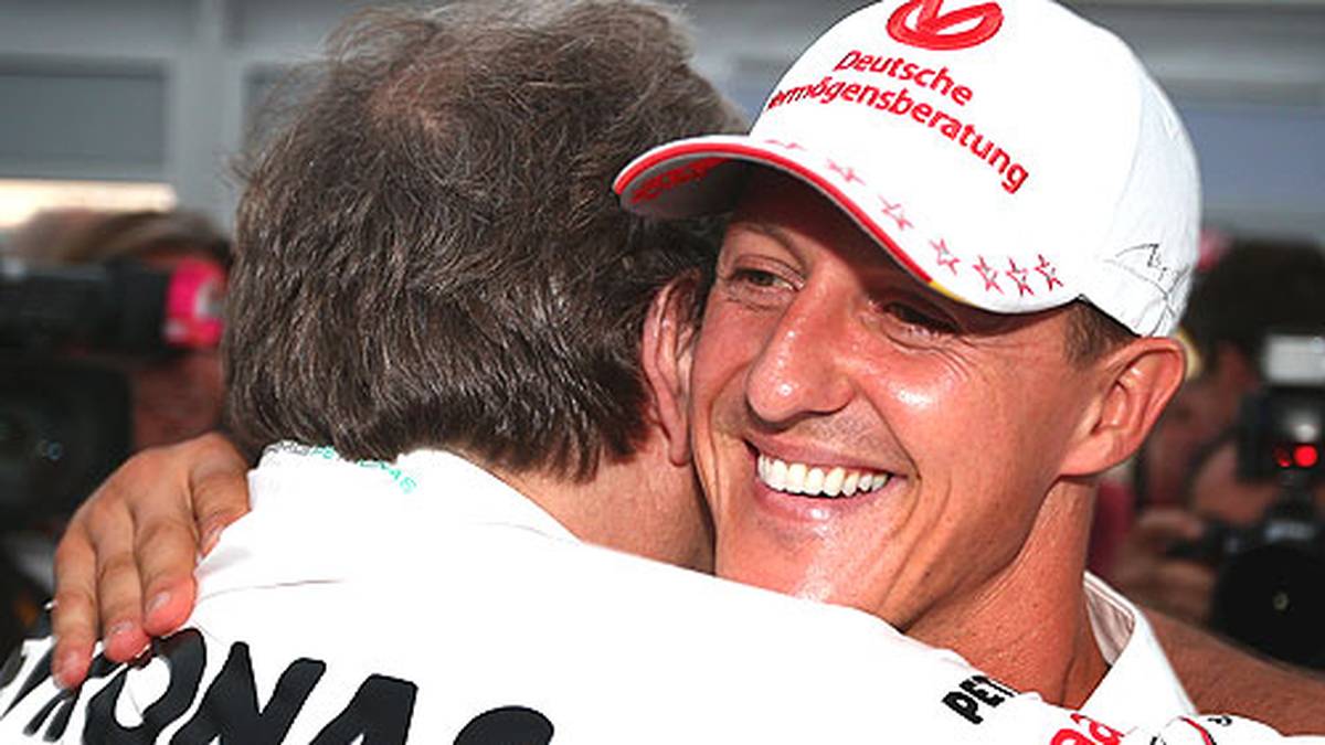 Am 4. Oktober 2012 gibt Schumacher schließlich seinen Rücktritt zum Saisonende bekannt. Mercedes-Motorsportchef Norbert Haug nimmt ihn nach der Verkündung in den Arm