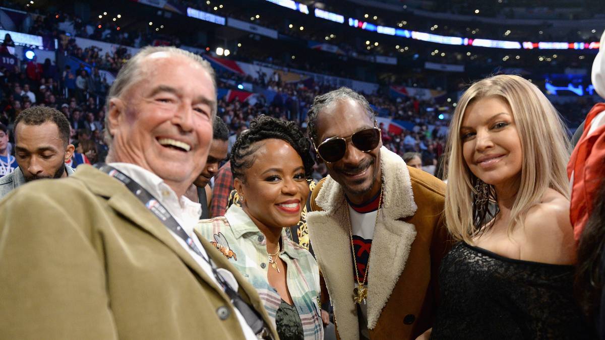 Dafür sorgte unter anderem Popsängerin Fergie (r.), die vor der Partie im Staples Center die Nationalhymne sang - und sich damit Spott einhandelte