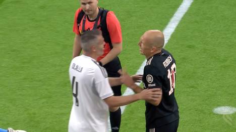 Im Halbfinale des Legends Cup im Münchner SAP-Garden geht es zwischen dem FC Bayern München und Real Madrid heiß her. Einige Ex-Profis stecken nicht zurück. 