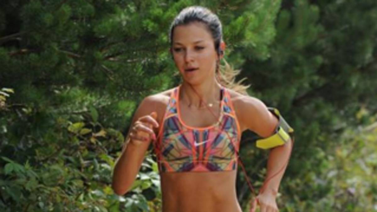 Auch wichtig: Cardio. Die Liebste von Torjäger Robert Lewandowski sieht natürlich auch dabei gut aus und lässt ihren Sixpack blitzen