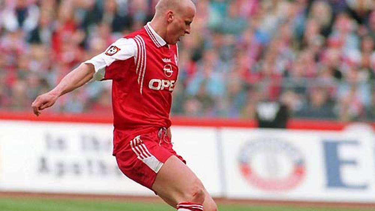 Legendär ist auch ein Aussetzer des 2012 verstorbenen 1860-Keepers Bernd Meier. Im Derby gegen die Bayern legt er sich 1998 einen zuvor souverän gefangenen Ball vor die Füße - und übersieht den hinter ihm lauernden Carsten Jancker. Der schnappt sich die Pille und trifft