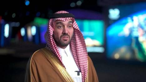 Der Sportminister Saudi-Arabiens, Abdulaziz bin Turki Al Saud, lädt die Menschen für die WM 2034 ein. Jeder solle sich selbst ein Bild davon machen, welchen Wandel das Land in den letzten Jahren vollzogen habe.