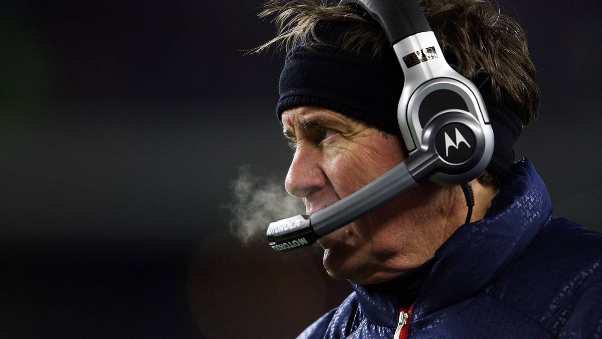 Überschattet wird das Jahr 2007 vom Spygate. Head Coach Bill Belichick wird überführt, während eines Spiels gegen die Jets die Signale von deren Defensive Coordinator gefilmt zu haben. Filmen ist zwar grundsätzlich erlaubt, jedoch erst aus einer gewissen Entfernung