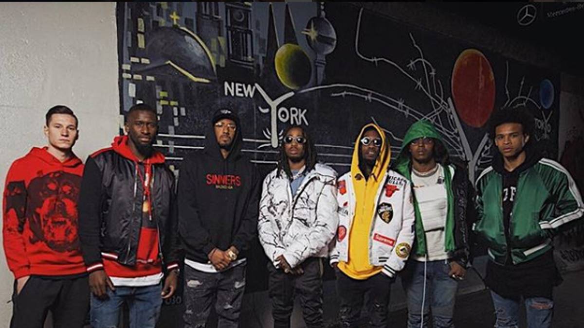 Eine wahre Style-Crew hat Draxler in seinem Freundeskreis. Unter anderem zählt er Leroy Sane (r.), Antonio Rüdiger (2.v.l.) und Jerome Boateng (3.v.l.) zu seinen Kumpels