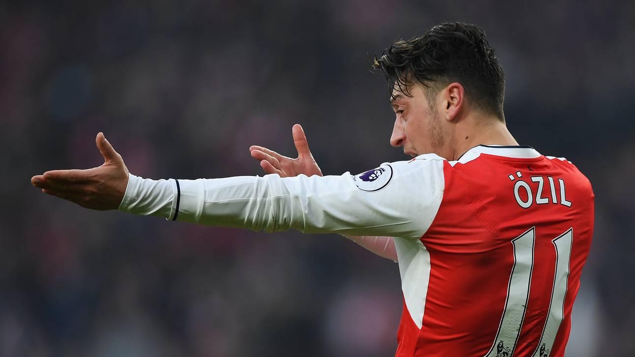 Özil stellt kuriose Traumelf auf