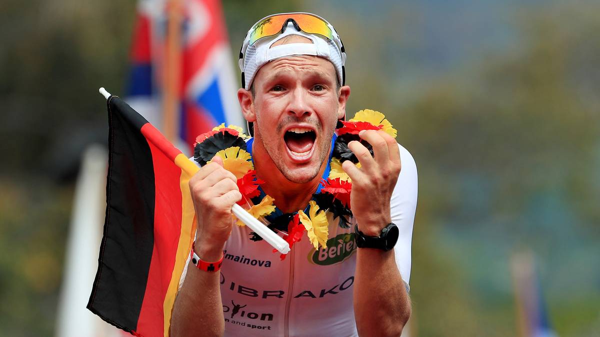 Bereits bei seinem ersten Start 2015 stellt er eine neue Bestzeit auf den gut 42 Kilometern auf und wird Dritter. Dabei hat Langes Trainer Al-Sultan dem Triathleten zu Beginn der Zusammenarbeit noch vorgehalten, er habe "nicht genug Talent", "um ein ganz großes Rennen zu gewinnen"