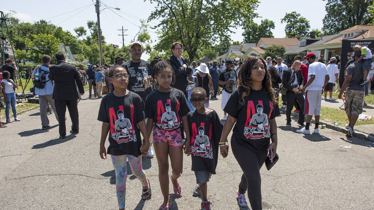 Mit den passenden Shirts ist jedenfalls diese Familie ausgerüstet