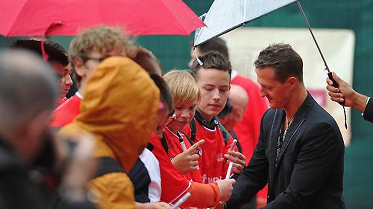 Seinen zweiten Rücktritt bereut Schumacher nie. Auch wenn er sich nun häufiger ins Privatleben zurückzieht, sind seine Autogramme noch heiß begehrt - wie anlässlich des "Tages der Legenden" Anfang September 2013 in Hamburg