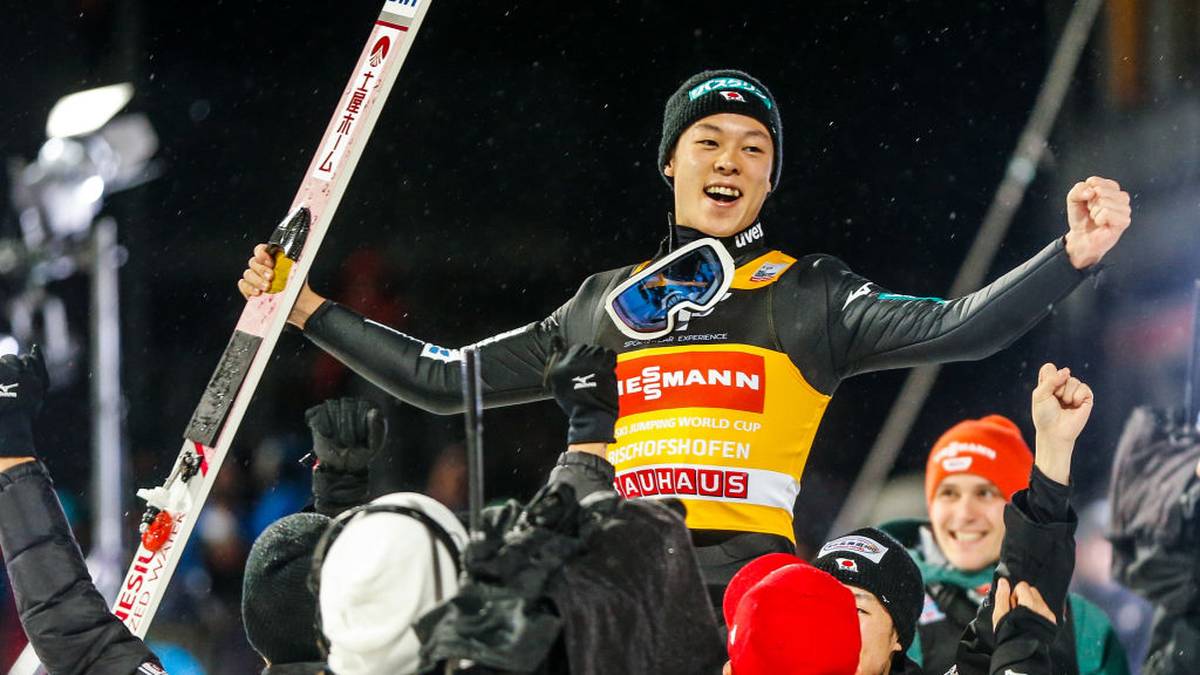 Nach dem letzten Springen in Bischofshofen liegt der Japaner über 32 Punkte vor dem Zweitplatzierten Markus Eisenbichler und krönt damit eine überragende Saison. Am Ende des Winters triumphiert er auch noch im Gesamtweltcup - mit über 700 Punkten Vorsprung auf Stefan Kraft