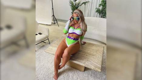 Skandal-Kickerin Madelene Wright macht ihre Fans auf Instagram glücklich. Mit ihrem Halloween-Outfit, als Buzz Lightyear von Toy Story, lässt sie die Männerherzen höher schlagen.