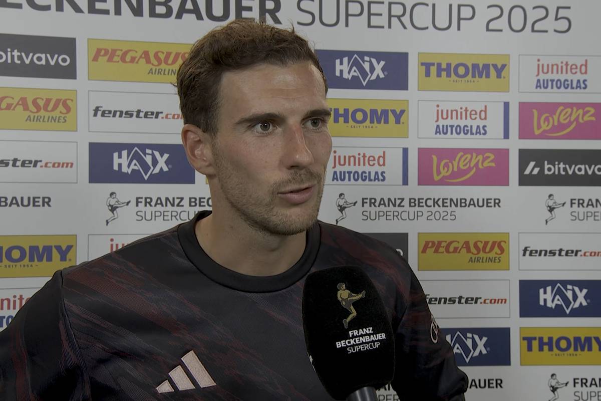 Nach dem Sieg gegen den VfB Stuttgart feiert der FC Bayern wieder mit seinem Kakadu. Leon Goretzka erklärt, wer die Pflege des Maskottchens übernommen hat. 