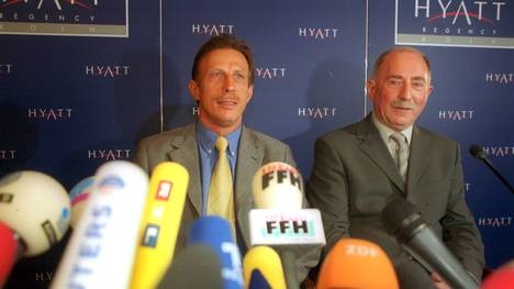 Werner Hansch (r.) bei der Pressekonferenz mit Christoph Daum im Jahr 2000