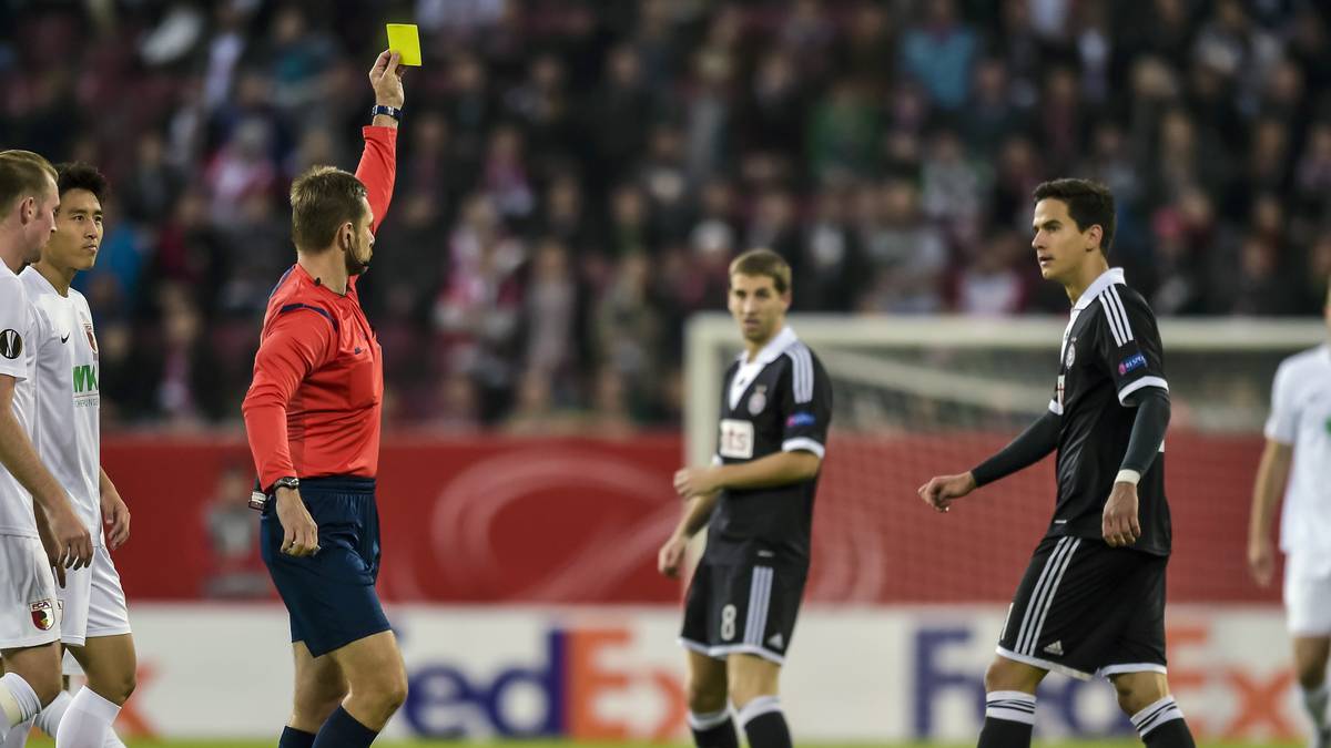 Marko Jevtovic wird für das Foul an ihm mit der ersten Gelben Karte der Partie bestraft