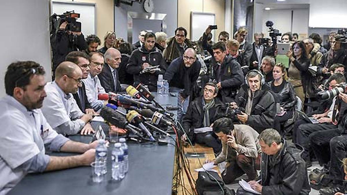 Nur knapp vier Monate später müssen die Chefärzte des Uni-Klinikums in Grenoble der versammelten Weltpresse Auskunft über die schweren Verletzungen des siebenmaligen Formel-1-Weltmeisters geben, die er sich bei einem fatalen Ski-Unfall zuzieht. Schumacher erleidet ein schweres Schädel-Hirn-Trauma. Im Januar 2014 wird die Aufwachphase eingeleitet