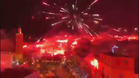  Die Fans des Club Africain haben das 100. Vereinsjubiläum auf ihre Art gefeiert. Ganz Tunis leuchtete rot.