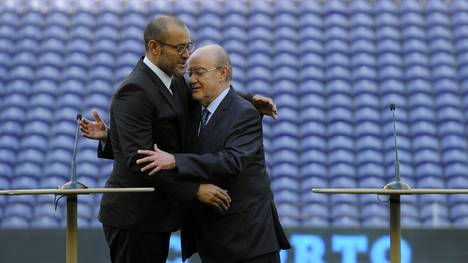 Nuno Espirito Santo (l.) wird von Portos Präsident Jorge Pinto da Costa willkommen geheißen