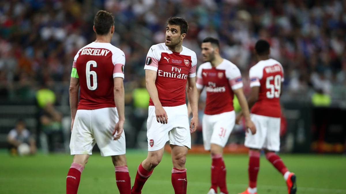 SOKRATIS: Arsenal-Manager Vinai Venkatesham hat auf der Vereinsseite bereits angekündigt, dass man im Sinne maximierter Einnahmen zugunsten neuer Spieler auch "schwierige Entscheidungen" bei Spielern "mit nur ein bis zwei Jahren" Vertragslaufzeit treffen müsse