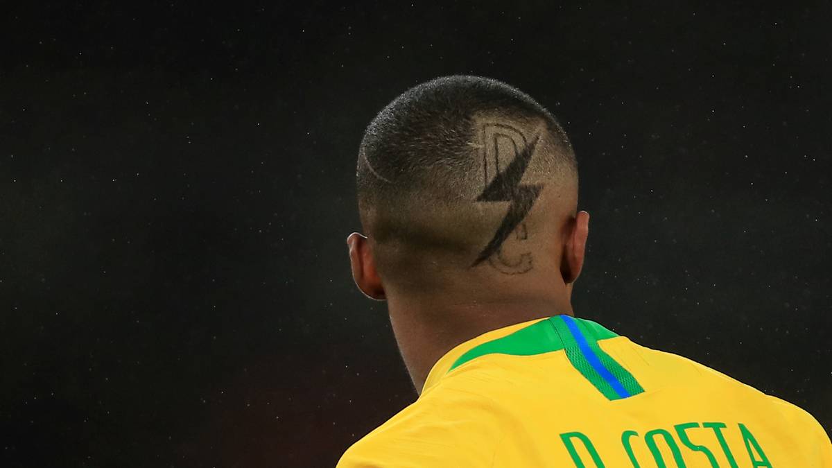 Ob sich Neymar den neuen Trend bei Douglas Costa abgeschaut hat? Dessen Kopf ziert zumindest ebenfalls ein großer Blitz. In Anlehnung an seinen Spitznamen "The Flash" hat sich Costa das Symbol mitsamt seinen Initialien auf den Hinterkopf rasieren lassen