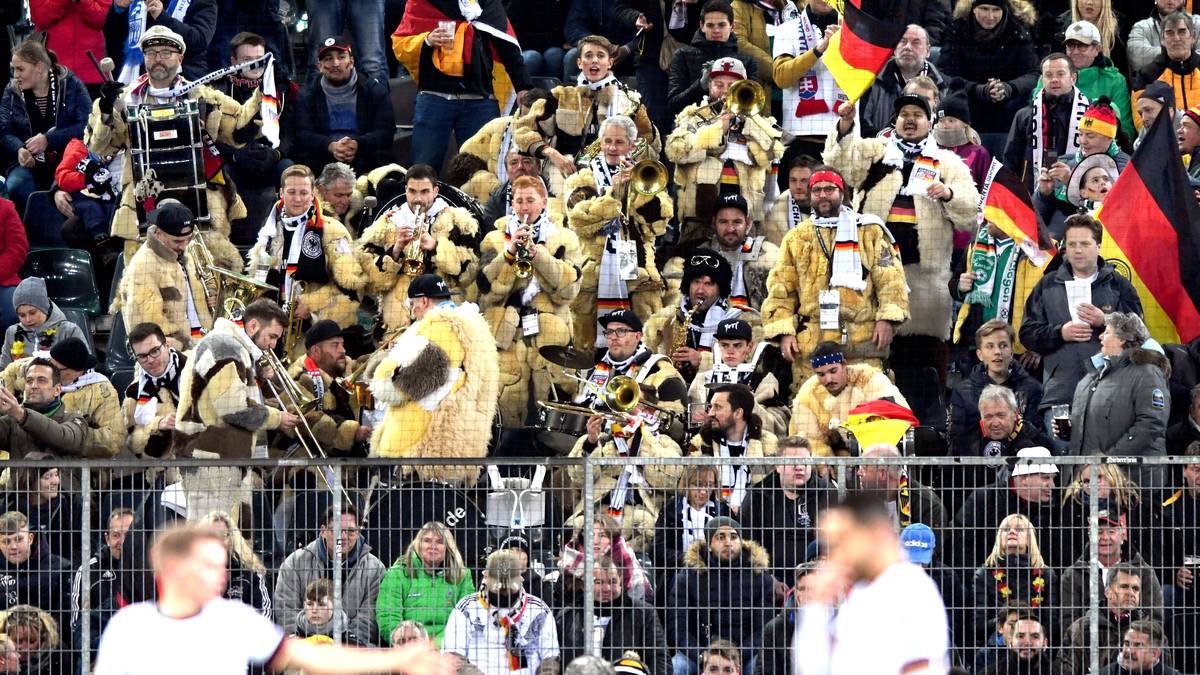 Als die Musiker in der zweiten Halbzeit mal eine längere Spielpause einlegten, wurde es plötzlich still im weiten Rund